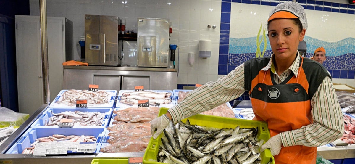 Trabajar de pescadero en un supermercado